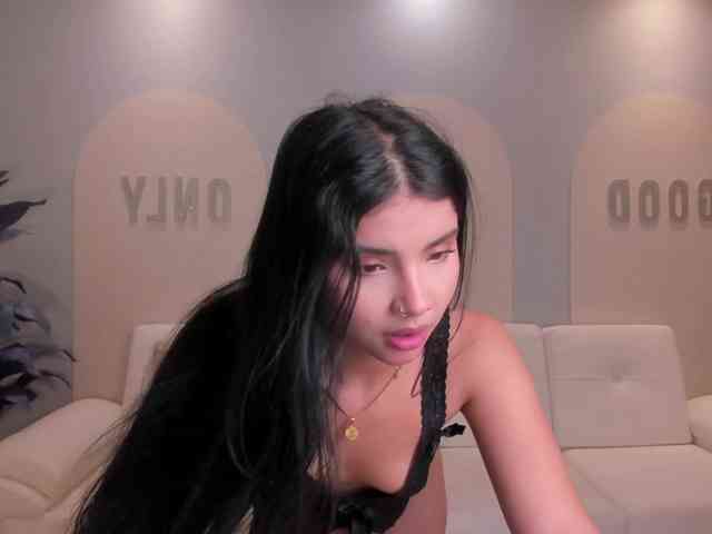 MiaLaurence webcam