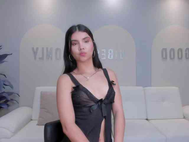 MiaLaurence webcam