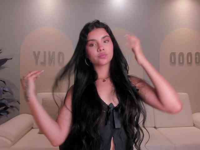 MiaLaurence webcam