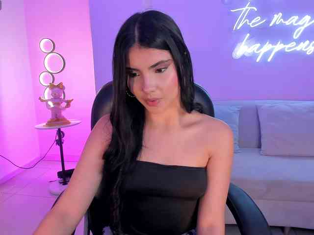 MiaLaurence webcam