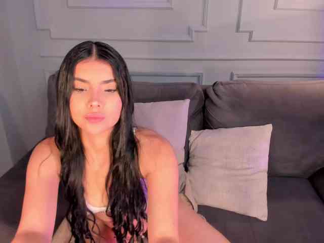 MiaLaurence webcam