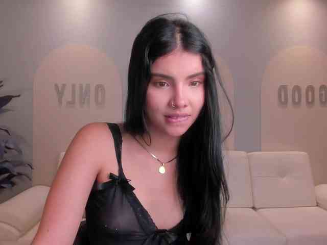 MiaLaurence webcam