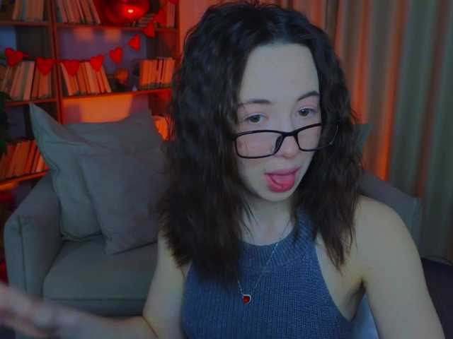 Trixiie's BongaCams show and profile