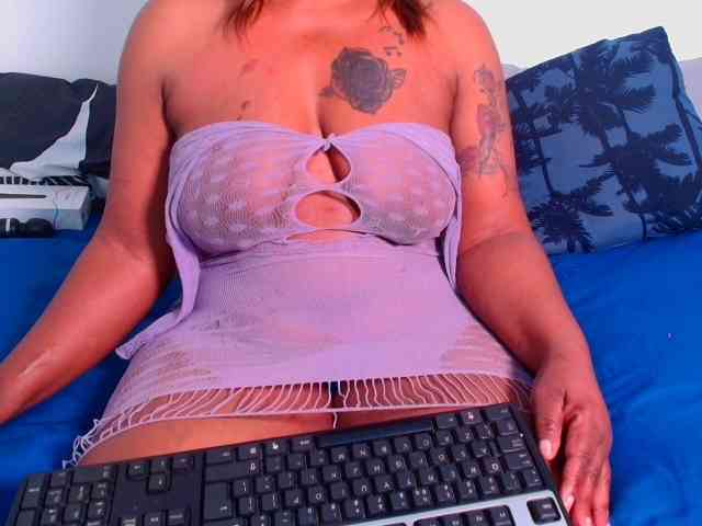 SpicyQueenXxx webcam