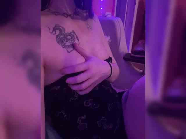 online nude cam Kiss-of-Life1