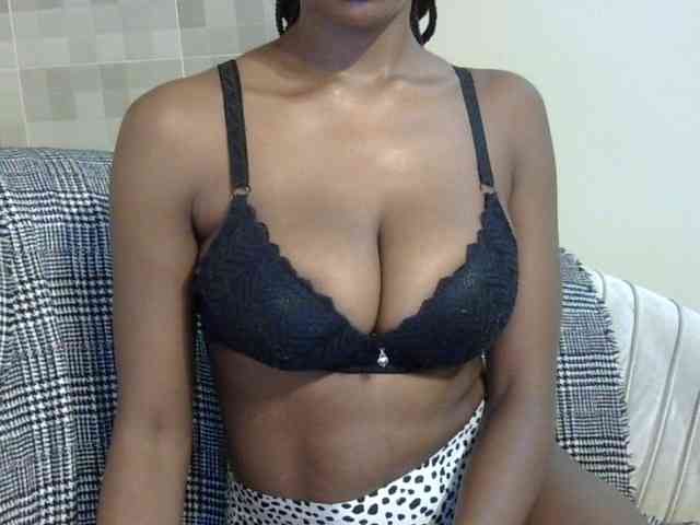 QueenAdora webcam