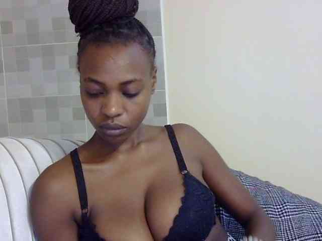QueenAdora webcam