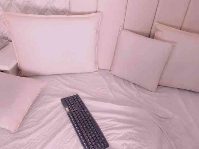 Scarlet-coleman webcam