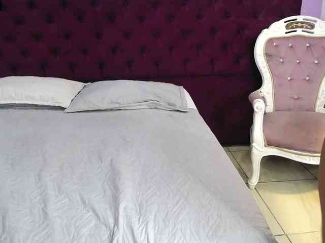 Charlottee-Russo webcam