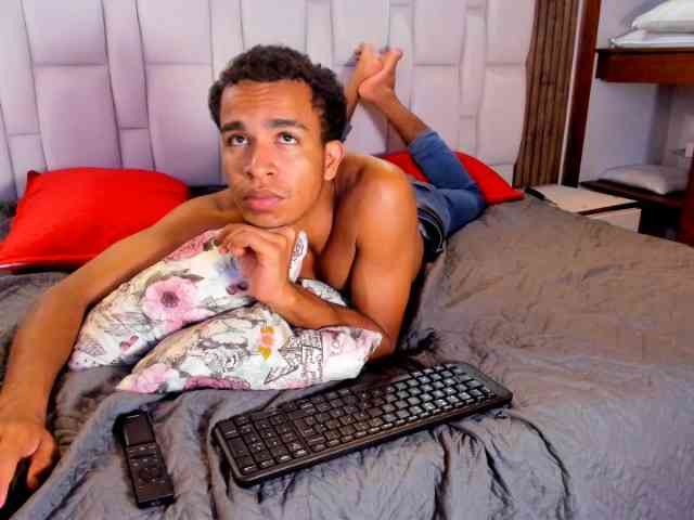 Axton-vera1 Live Webcam on BongaCams