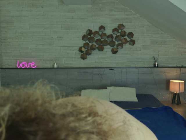 foxxy-milf's BongaCams show and profile