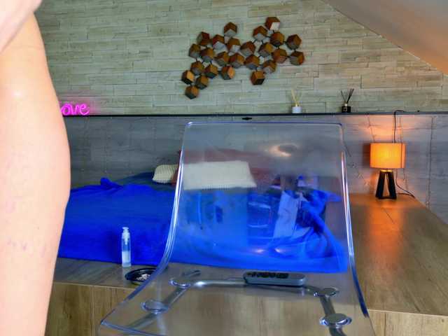 foxxy-milf's BongaCams show and profile