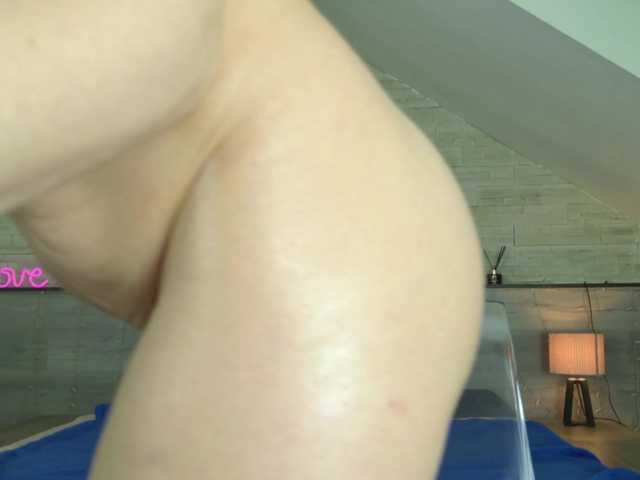 foxxy-milf's BongaCams show and profile