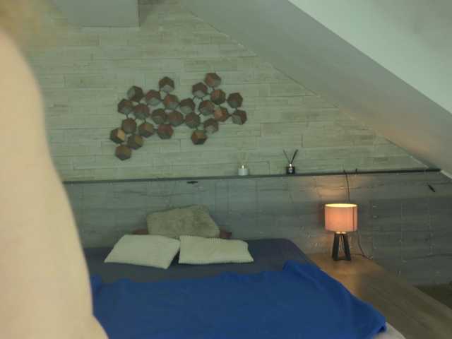 foxxy-milf's BongaCams show and profile