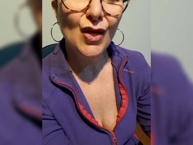 ElitalianMilf's BongaCams show and profile