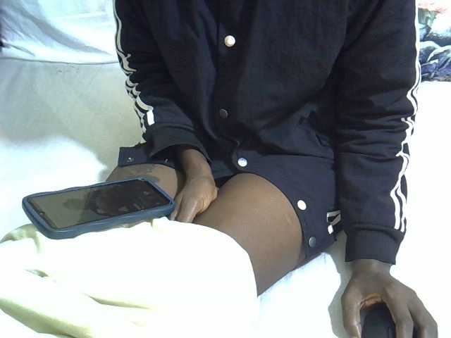 le modèle Smallgirl21 est en webcam porno dans un show sur le site bongacams, il possède les tags suivants: Ebony,Brunette,Hairy