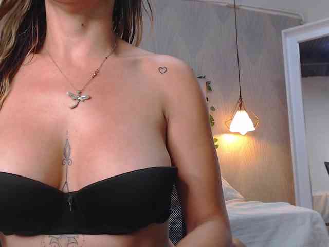 ScarlettKunis webcam