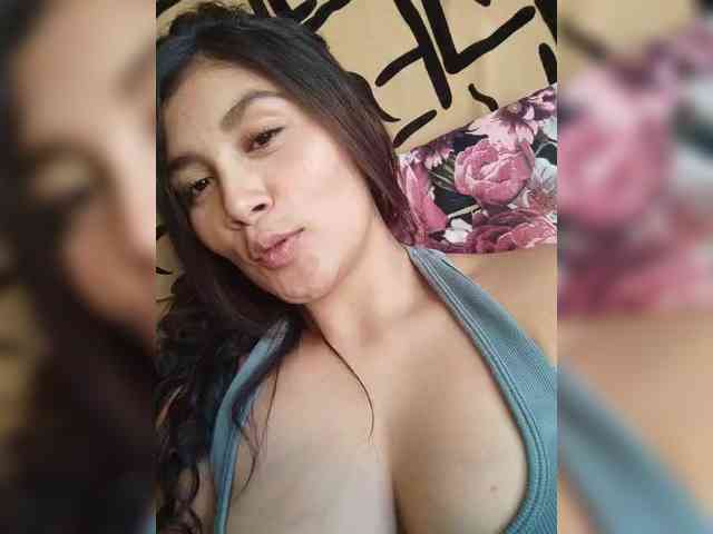 KinkyMila webcam