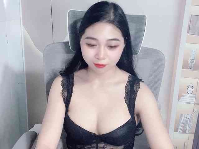 Strawberry18 Live Webcam on BongaCams