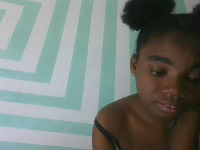 Hemreyi webcam bongacams model stream image