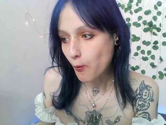 EsterErdmond webcam