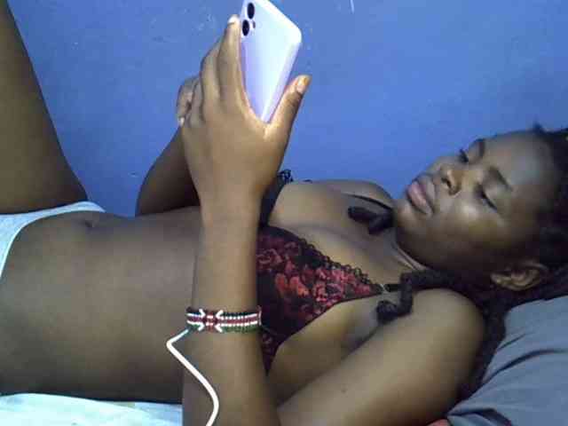 curvy-corazon Live Webcam on {site_name}