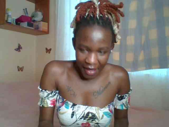 Blackchique (21, Black Cam Girl) performing squirt.
