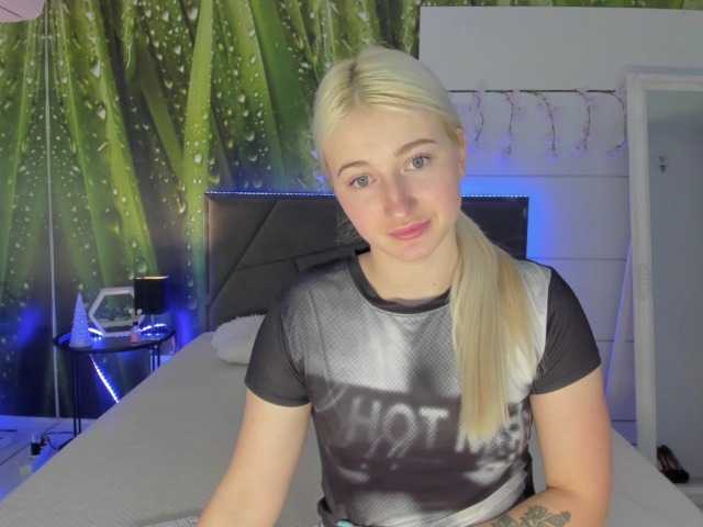 HollyTaillor's BongaCams show and profile