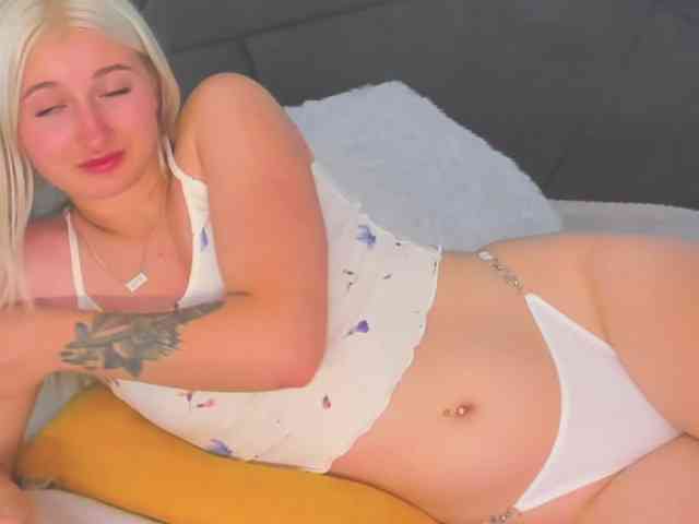 HollyTaillor Live Webcam on BongaCams