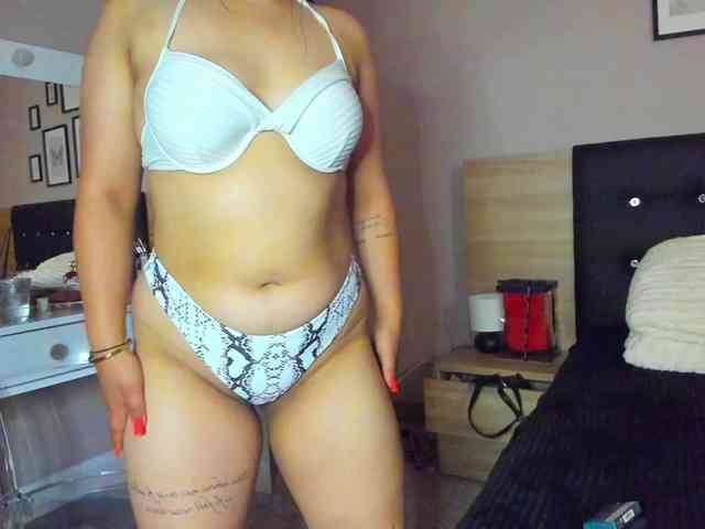 ashlyn-peaks webcam