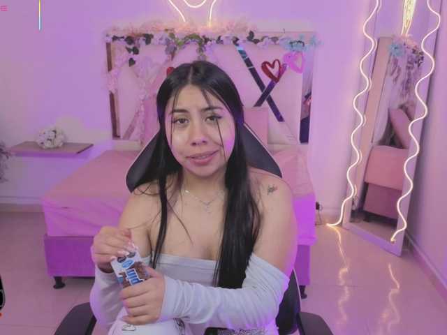 ZURY-TAY webcam bongacams model stream image