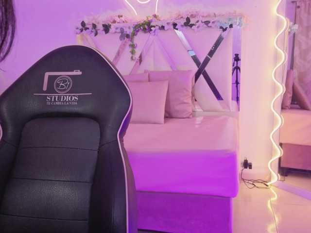 ZURY-TAY's BongaCams show and profile