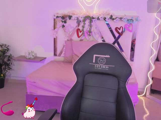 ZURY-TAY webcam bongacams model stream image