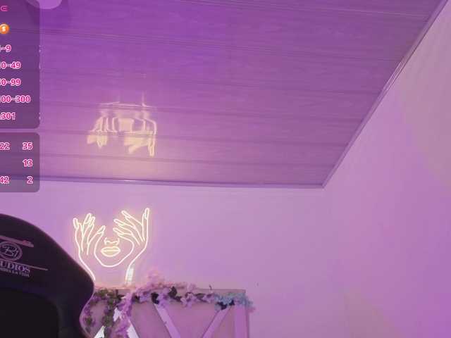 ZURY-TAY live cam profile