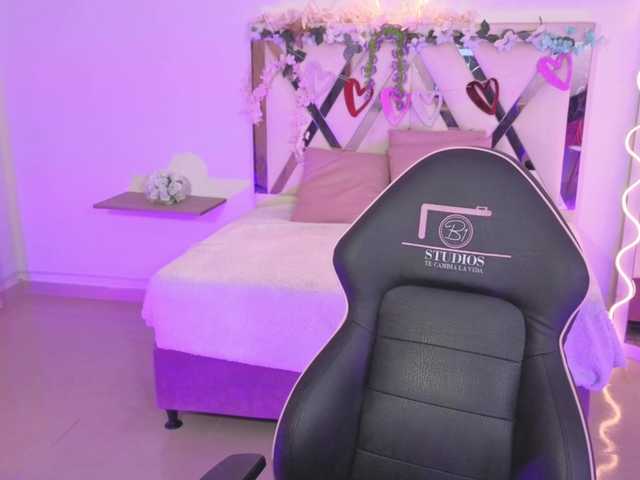 ZURY-TAY webcam bongacams model stream image