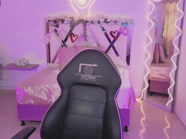 ZURY-TAY webcam bongacams model stream image