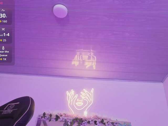 ZURY-TAY live cam profile