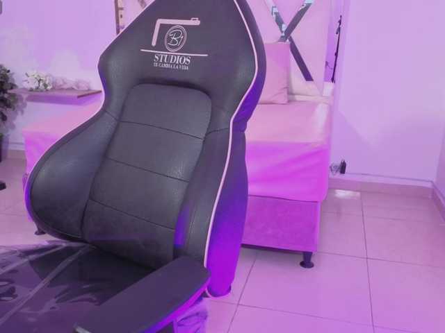 le modèle ZURY-TAY est en webcam porno dans un show sur le site bongacams, il possède les tags suivants: Latino/Hispanic,Brunette,Shaved