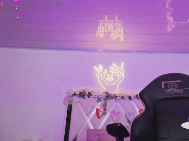 ZURY-TAY's BongaCams show and profile