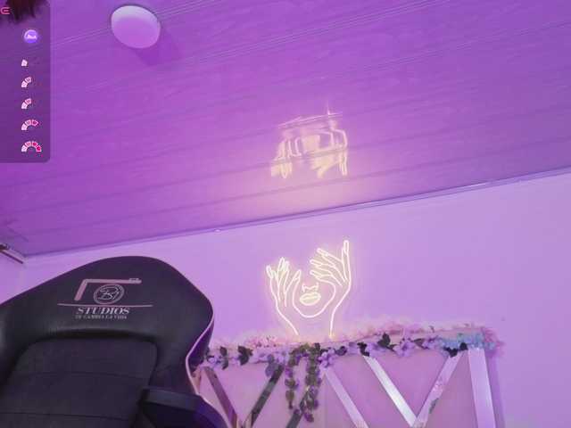 ZURY-TAY's BongaCams show and profile