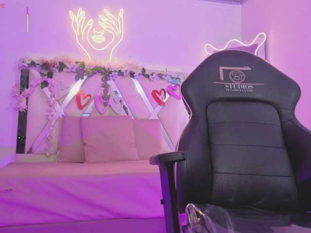 ZURY-TAY's BongaCams show and profile