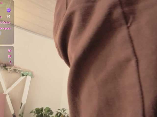 ZURY-TAY live cam profile