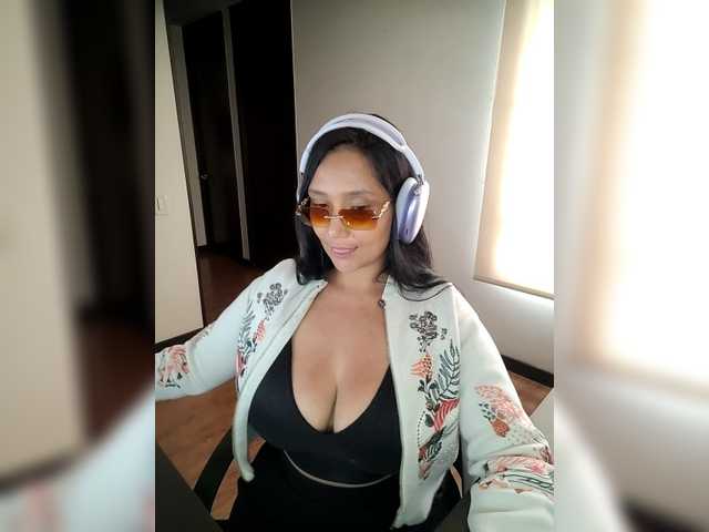 Emeraldgem's BongaCams show and profile