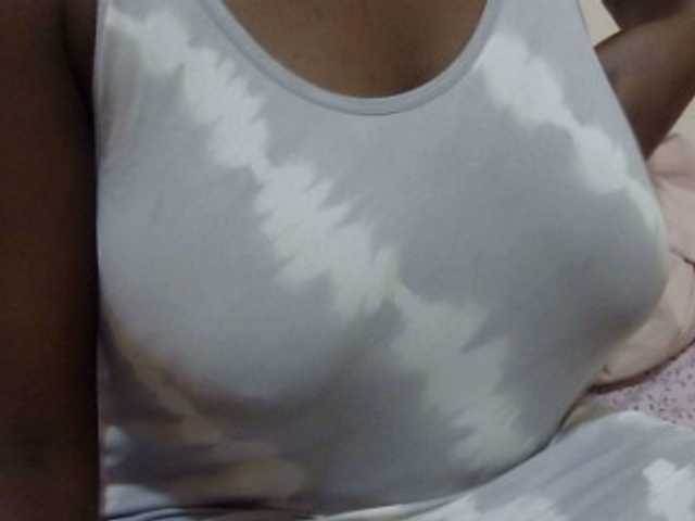 pretty-lioness webcam bongacams model stream image