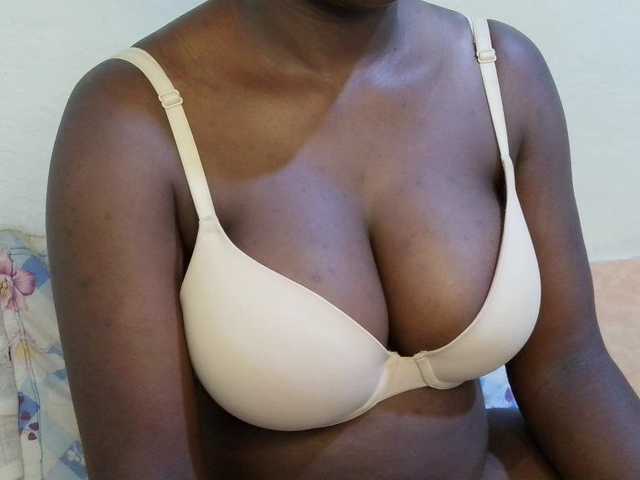 pretty-lioness webcam bongacams model stream image