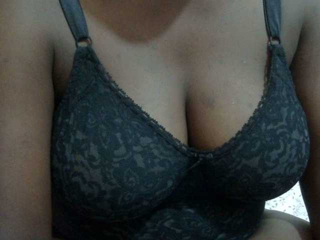 pretty-lioness webcam bongacams model stream image