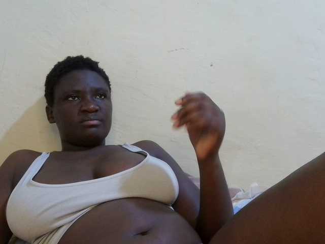 pretty-lioness webcam bongacams model stream image