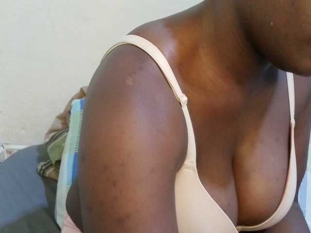 le modèle pretty-lioness est en webcam porno dans un show sur le site bongacams, il possède les tags suivants: Ebony,Brunette,Shaved