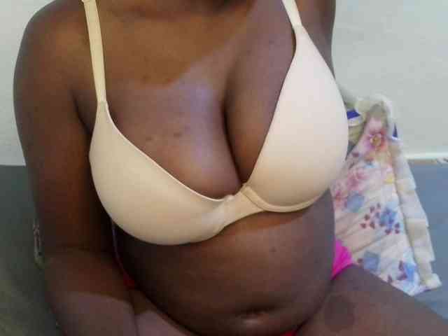 pretty-lioness Live Webcam on BongaCams