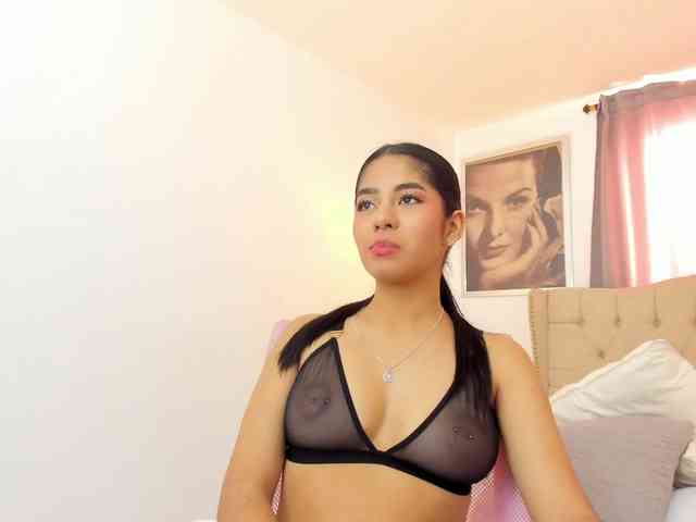 Kyraaa webcam